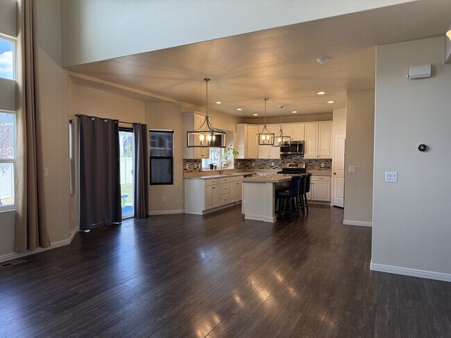 Building Photo - 744 W Ridgeline Dr