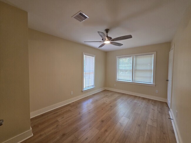 Building Photo - 522 E Davilla Ave