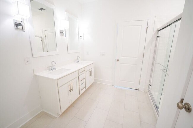 Building Photo - 128 Kingswood Cir