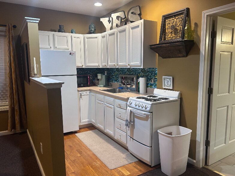 Primary Photo - 11609 Detroit Ave