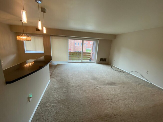 Building Photo - 2 Bedroom Condo with Balcony in a Quiet Building!