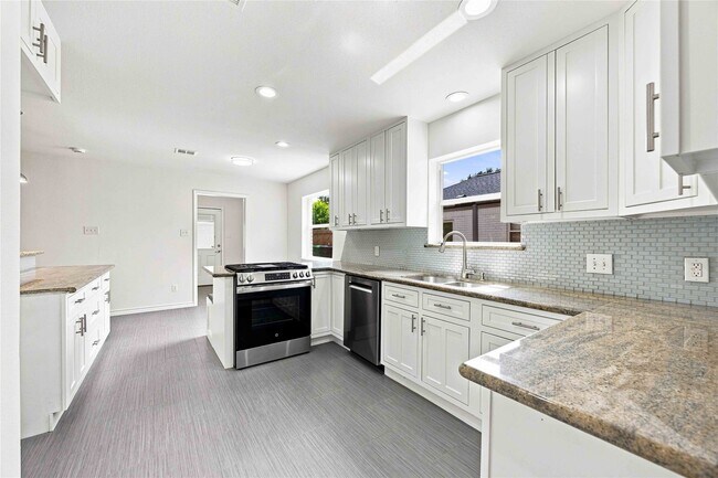 Building Photo - 6215 Queensloch Dr