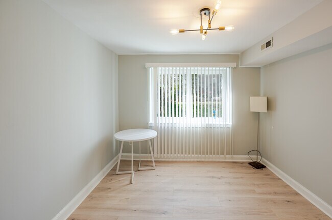 Building Photo - 5033 Hanna Pl SE