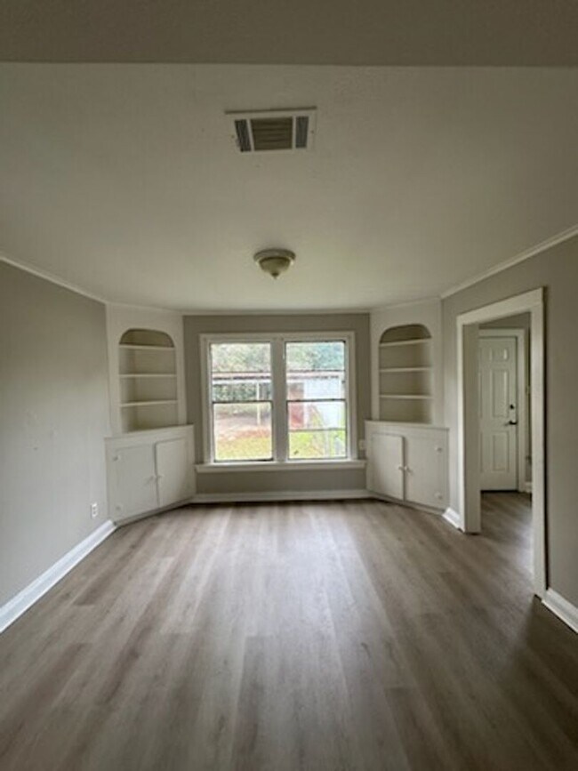 Building Photo - 701 Whittington St