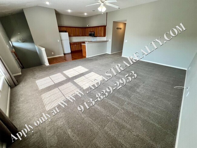 Building Photo - Beautiful 4 Bed Townhome in Gardner-Coming...