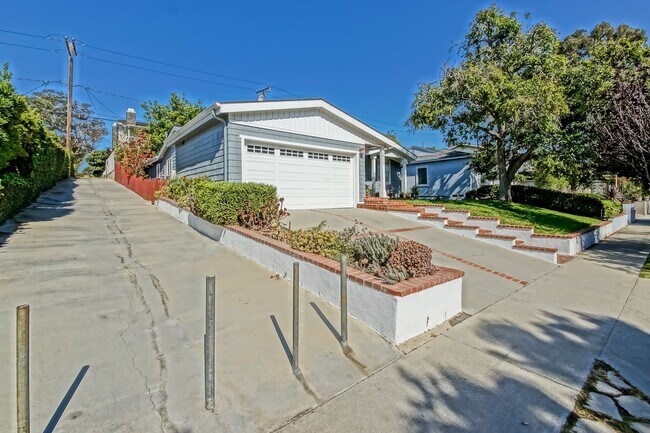 Building Photo - 1813 N Meadows Ave
