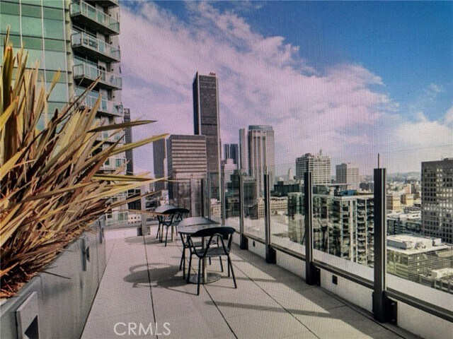 Building Photo - 901 Flower St