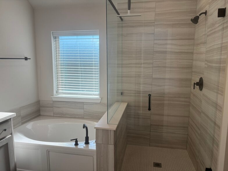 Building Photo - 8625 Spindletop Dr