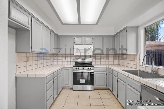 Building Photo - 2215 Jenni Ln
