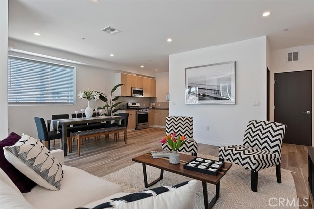 Building Photo - 13536 Vanowen St