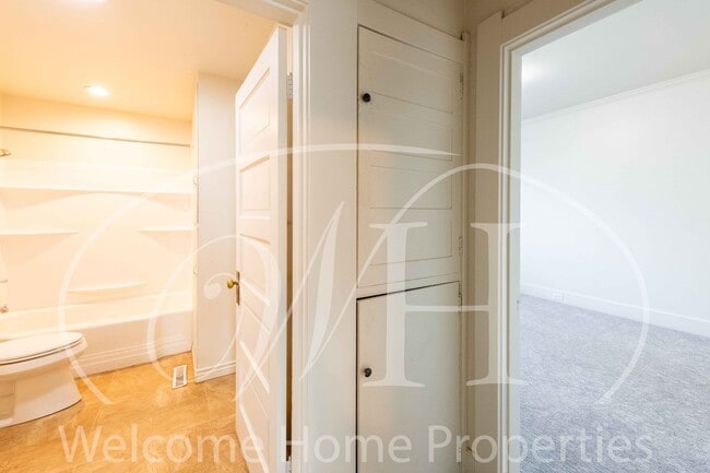 Building Photo - Sprawling 4 bed/2bath Craftsman Home