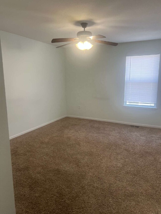 Building Photo - 2 Bed, 2.5 Bath Townhouse - Shawnee, KS