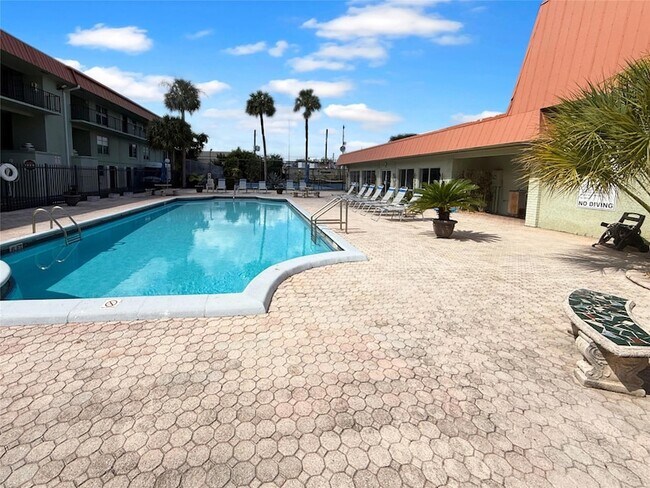 Building Photo - 811 W Oakland Park Blvd