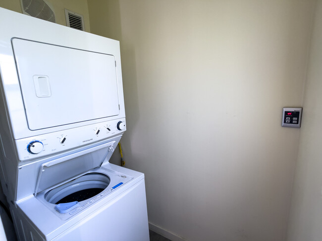 Building Photo - 1330 E Coronado Rd