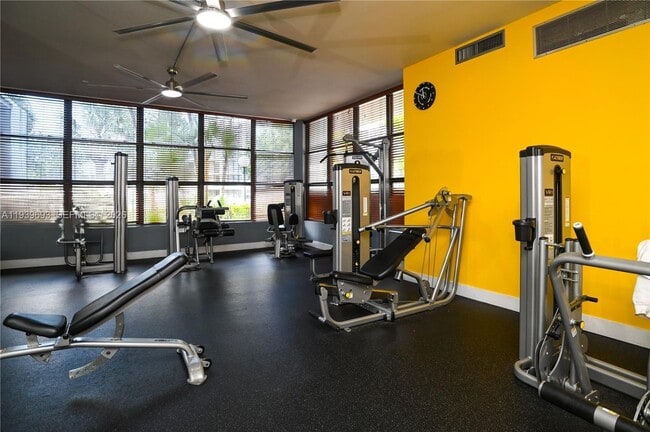 Building Photo - 800 Parkview Dr