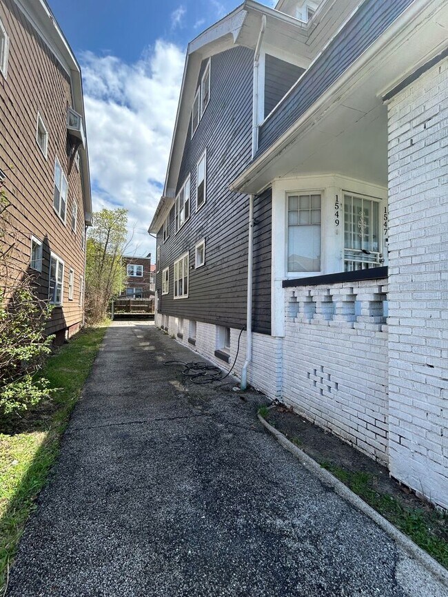 Building Photo - 1547 Hillcrest Rd