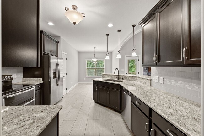 Building Photo - Pet Friendly Four Bedroom with Bonus!