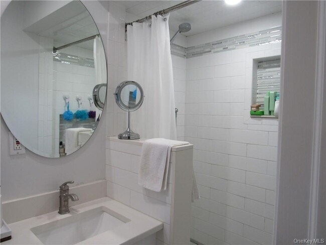 Building Photo - 242 William St