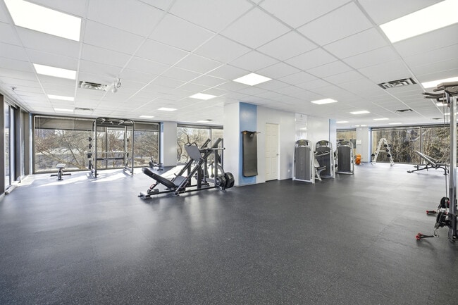 Building Photo - 4343 N Clarendon Ave