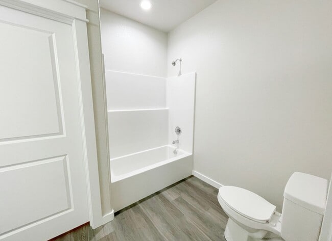 Building Photo - Quiet neighborhood/Open floor plan/Paved street/Gutter/Foam insulation