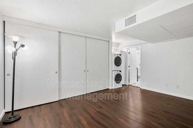 Building Photo - 4098 Valeta St