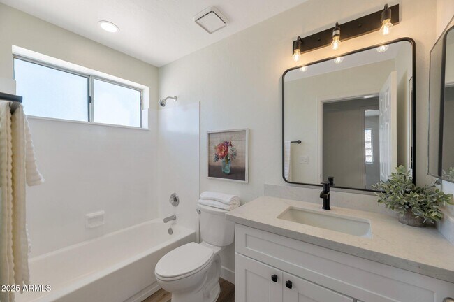 Building Photo - 829 N Bluejay Dr