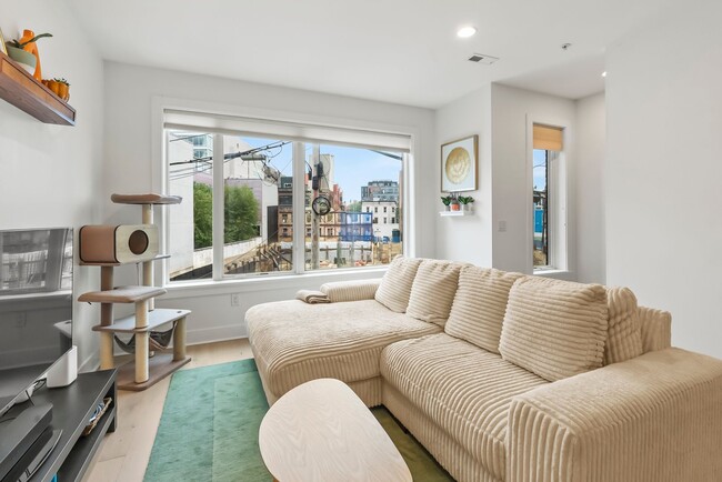 Building Photo - Bi-Level Shaw Condo