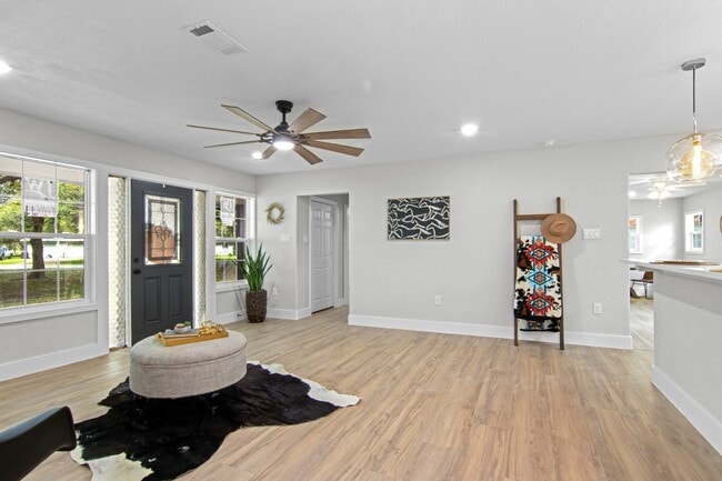 Building Photo - 15529 Pine St