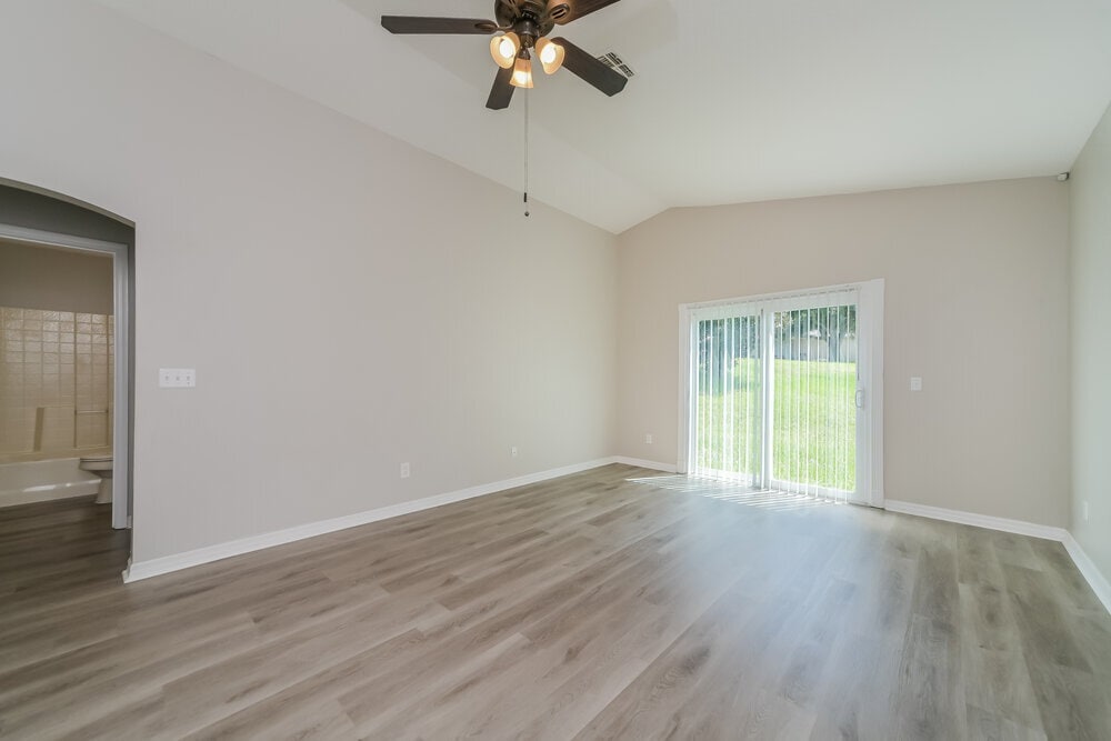 Building Photo - 1323 Hillview Dr