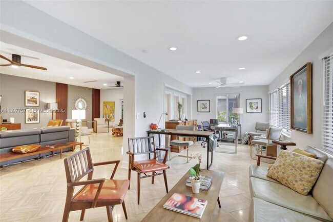 Building Photo - 1128 W Cypress Dr