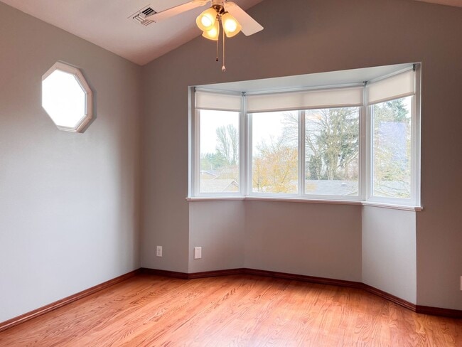 Building Photo - 4BD/2BA SUBURBAN HOME IN COBURG