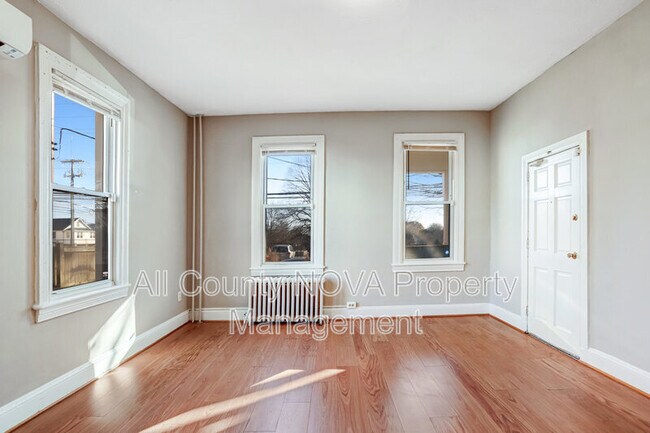 Building Photo - 305 9th St