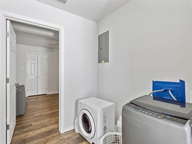 Building Photo - 303 S Bois D Arc St