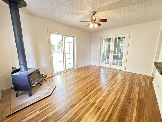 Building Photo - Charming 2 Bedroom, 1 Bath Finch Arboretum Area Home
