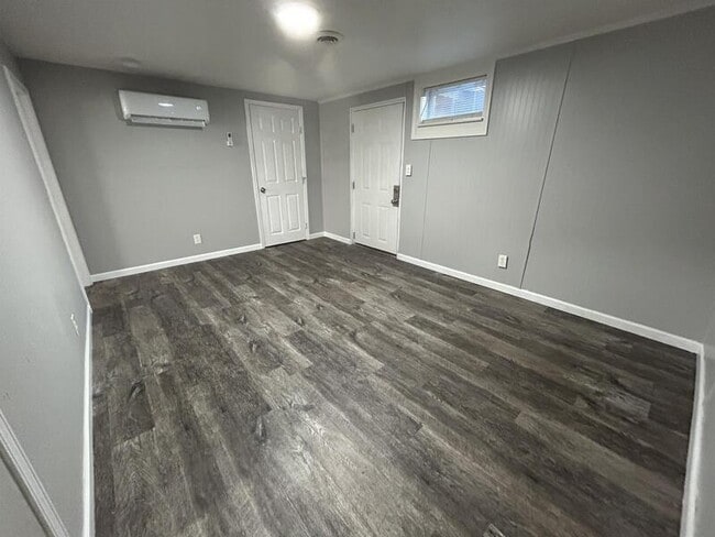 Building Photo - 833 E 21st Ave