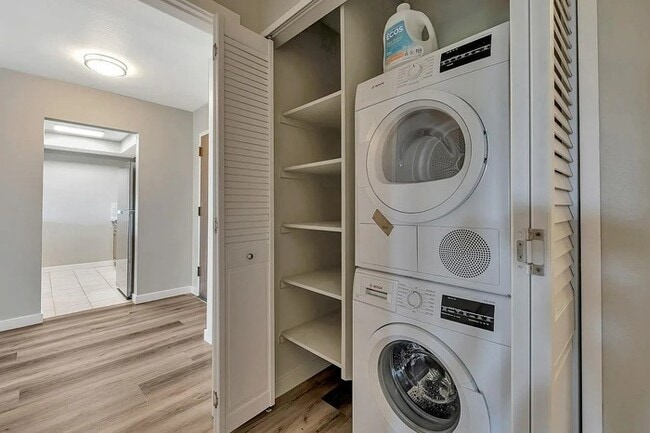 Building Photo - Remodeled 1BR Condo with Pool & Water Views Near Foster City