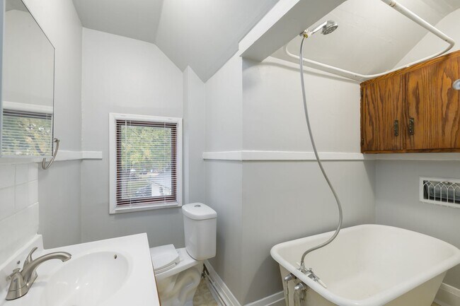 Building Photo - 162 7th St