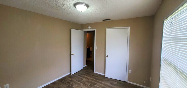Building Photo - 1104 Mercury Dr W
