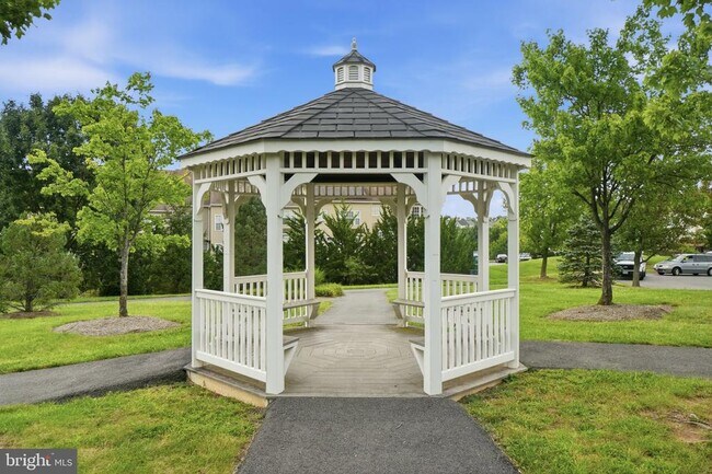 Building Photo - 899 Stonefield Square NE