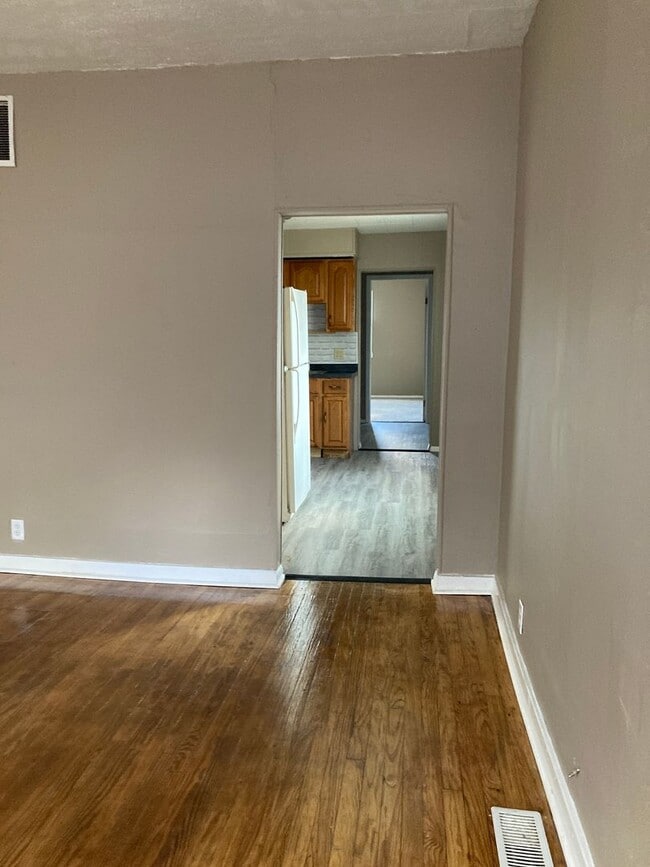 Building Photo - Newly remodeled 3 bedroom