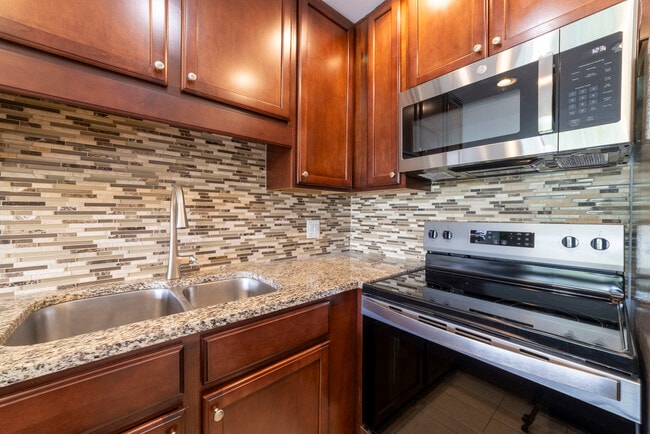 Building Photo - 6020 Oakwood Dr