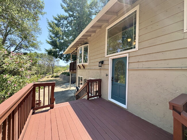 Building Photo - Charming 4-Bed by the Lake in Morgan Hill