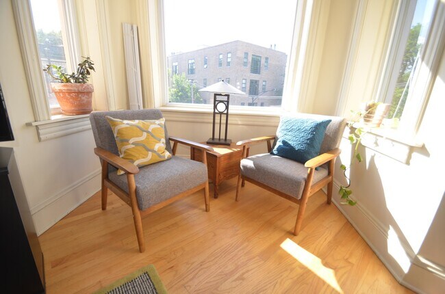Building Photo - 1155 W Dickens Ave
