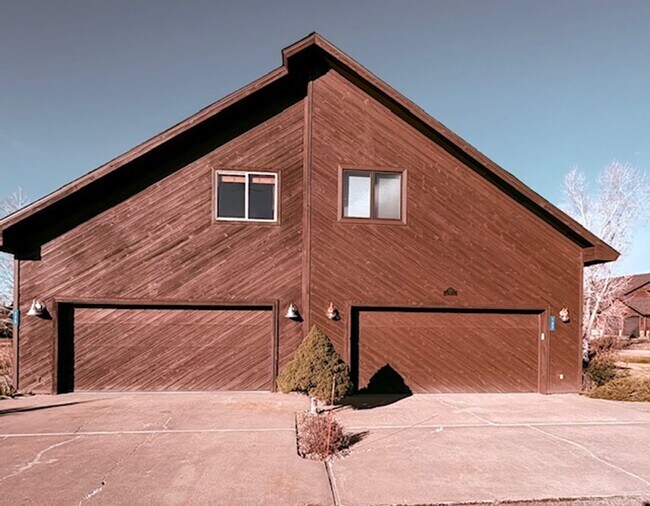 Building Photo - Stunning 3-Bedroom, 2-Story Townhome for Rent – 3,000 sq ft