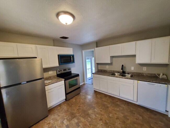 Building Photo - Charming 4-Bedroom Property in Prime Location