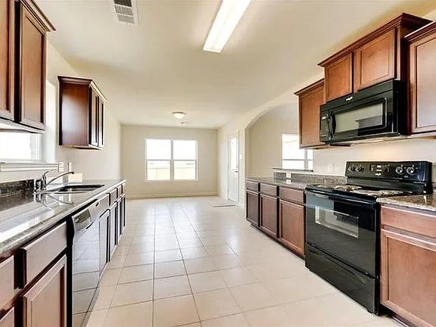 Building Photo - 1323 Chapman Dr