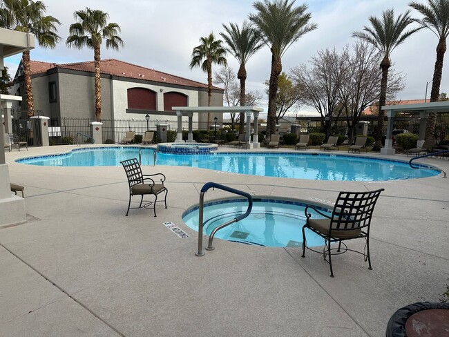 Building Photo - 2 bed 2 bath downstairs condo Gated commun...