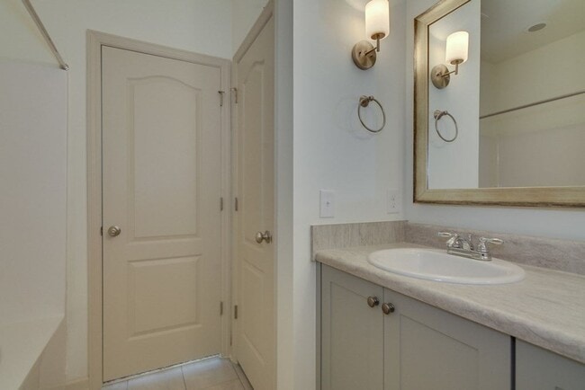 Building Photo - Beautiful End Unit Townhouse