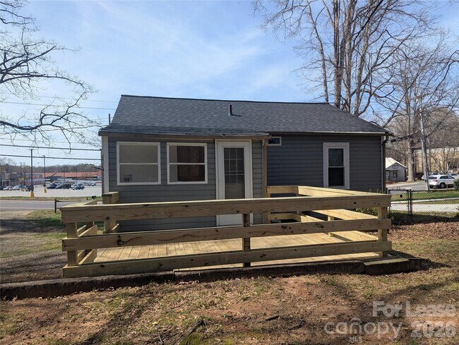 Building Photo - 215 Eastside Dr