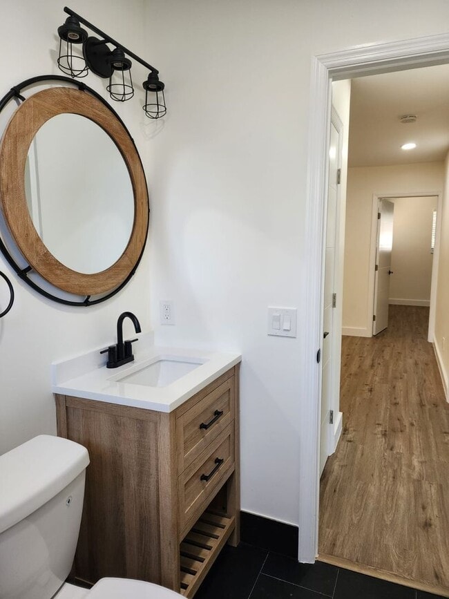 Building Photo - Beautifully Updated 2-Bedroom Home in Prime Location!